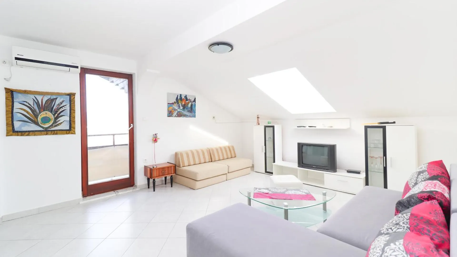 Apartments Luka أوباتيا