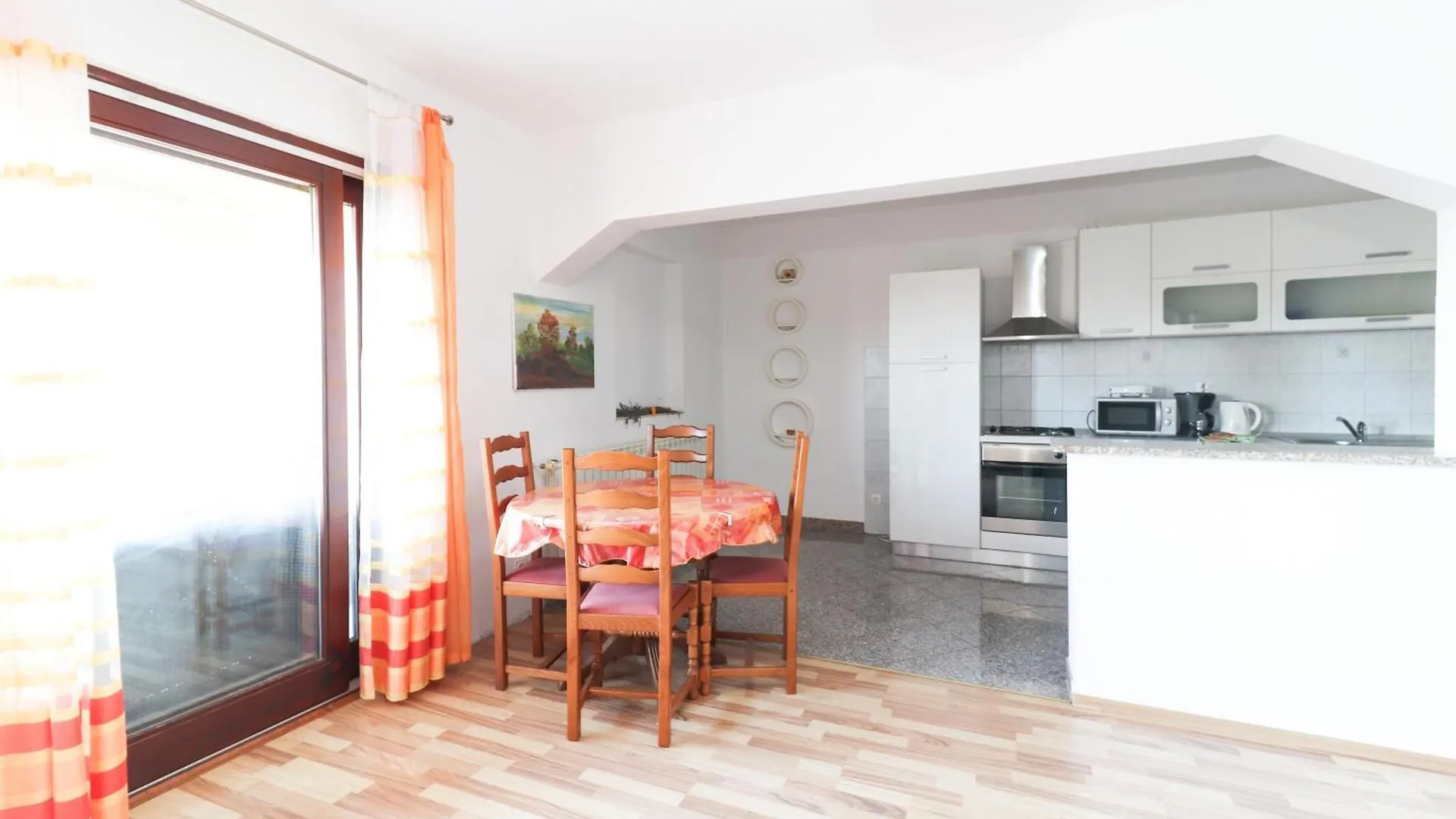 Apartments Luka أوباتيا