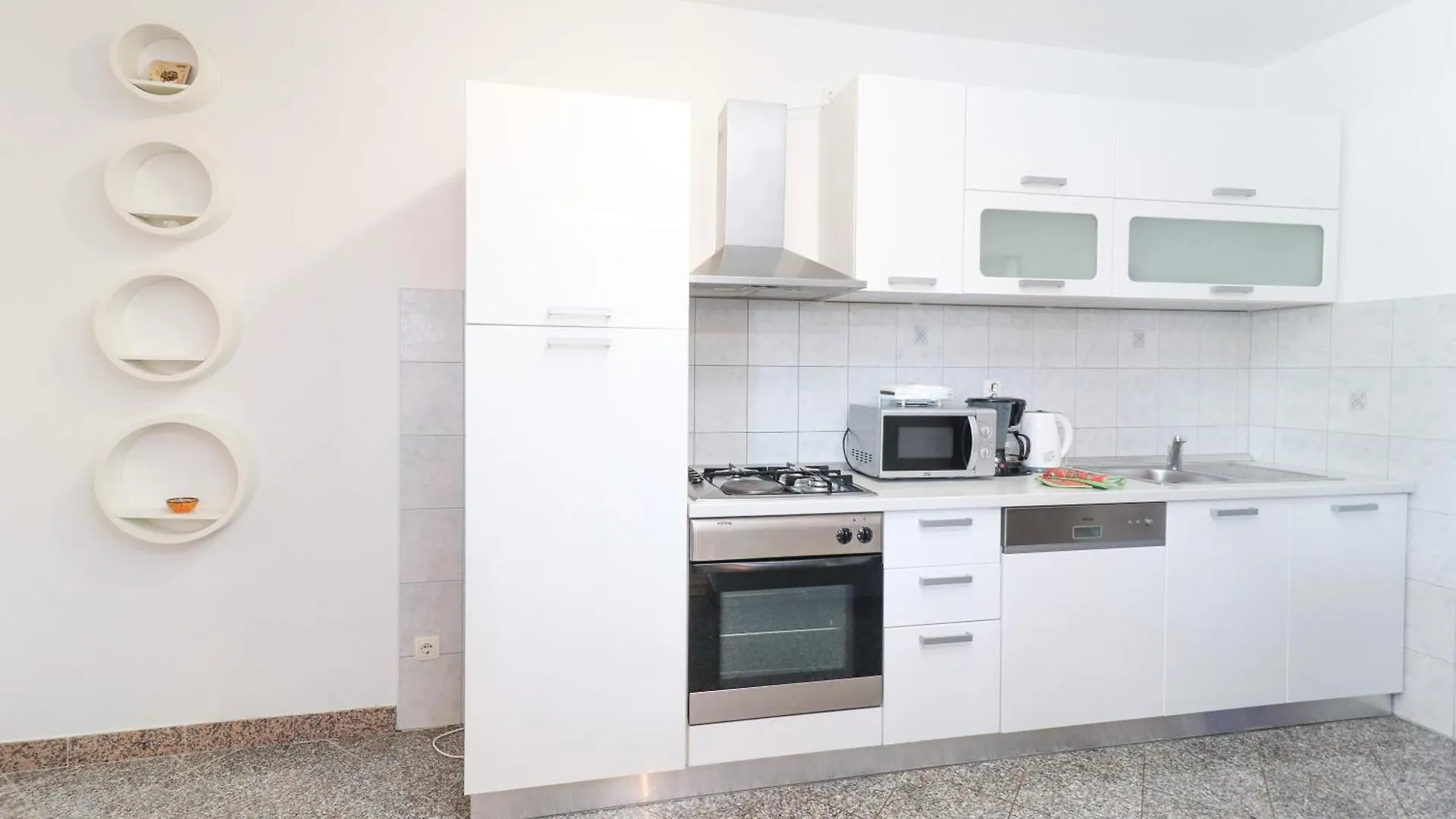 Apartments Luka أوباتيا